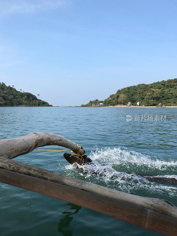 图片来自在印度果阿的Palolem海滩/蝴蝶海滩看海豚巡航，蓝色的大海和天空，热带岛屿天堂